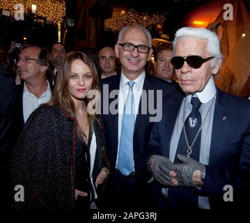 KARL LAGERFELD ET VANESSA PARADIS À PARIS Banque D'Images