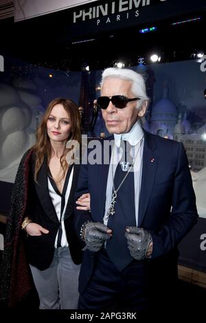 KARL LAGERFELD ET VANESSA PARADIS À PARIS Banque D'Images