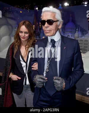 KARL LAGERFELD ET VANESSA PARADIS À PARIS Banque D'Images