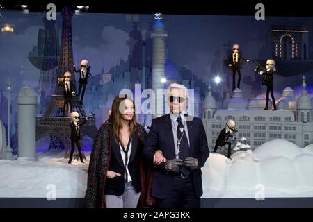 KARL LAGERFELD ET VANESSA PARADIS À PARIS Banque D'Images