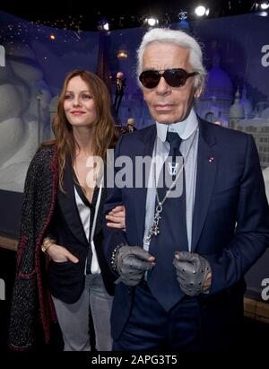 KARL LAGERFELD ET VANESSA PARADIS À PARIS Banque D'Images