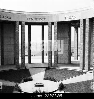 Mémorial du Mardasson, le mémorial de guerre des États-Unis à Bastogne, Belgique Description: Centre du monument de l'architecte Georges Dedoyard; sur les archiraves les noms des états de l'Alaska, du Tennessee et du Texas Date: 1956 lieu: Bastogne, Belgique mots clés: Monuments Banque D'Images