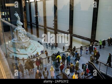 Visiteurs à la salle De turbine Moderne Tate installation de la commission Hyundai:Fons Americanus est une fontaine de travail de 13 mètres de haut de Kara Walker, inspiré b Banque D'Images