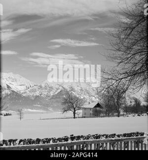 Hiver au Tyrol Description: Chalet maison dans la neige avec en arrière-plan les montagnes Karwendel Date: Janvier 1960 lieu: Autriche, Sistrans, Tyrol mots clés: Montagnes, paysages, neige, hiver, logement Banque D'Images