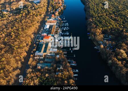 Drone photo de l'arrêt des moorings au port Muggelsee Berlin Friedrichshagen Banque D'Images