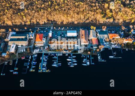 Drone photo de l'arrêt des moorings au port Muggelsee Berlin Friedrichshagen Banque D'Images