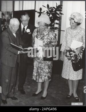 Charlie Chaplin reçoit le prix Erasmus à la salle des congrès. De gauche à droite : Charlie Chaplin, Prince Bernhard, Reine Juliana, Princesse Beatrix; Beatrix, Princesse; Bernhard, Prince; Chaplin, Charlie; Juliana, Reine; acteurs; reines; maison royale; prix; princes; princesses; acteurs; acteurs; acteurs; Banque D'Images