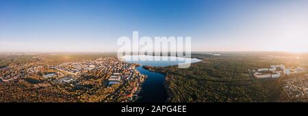 Panorama drone photo du Muggelsee Berlin Friedrichshagen au lever du soleil Banque D'Images