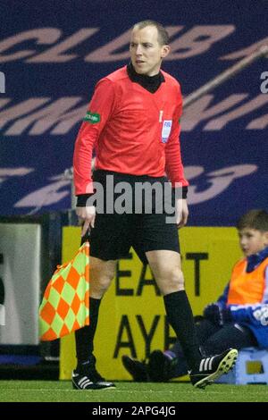 L'arbitre adjoint Sean Carr pendant le match de première Écosse Ladbrokes au Rugby Park, à Kilmarnock. Banque D'Images