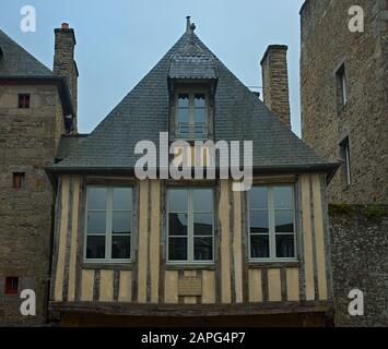 Ancienne maison traditionnelle médiévale entièrement restaurée à Dinon, France Banque D'Images