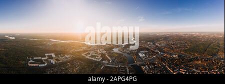 Panorama drone photo de la vieille ville Treptow-Kopenick Berlin au lever du soleil Banque D'Images