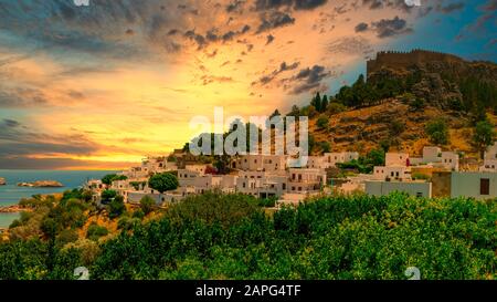 La ville historique de Lindos et l'Acropole de Lindos à un beau coucher de soleil sur Rhodes, Grèce Banque D'Images