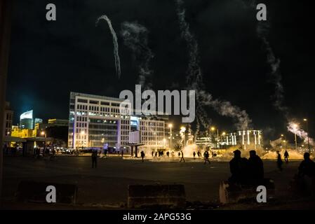 Beyrouth, Liban. 22 janvier 2020. Les spectateurs regardent une pluie de gaz lacrymogènes frapper les manifestants sur la place Martyrs après la finalisation par Hassan Diab d'un nouveau cabinet pour le Liban. Crédit: Elizabeth Fitt/Alay Live News Banque D'Images