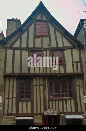 Ancienne maison traditionnelle médiévale entièrement restaurée à Dinon, France Banque D'Images