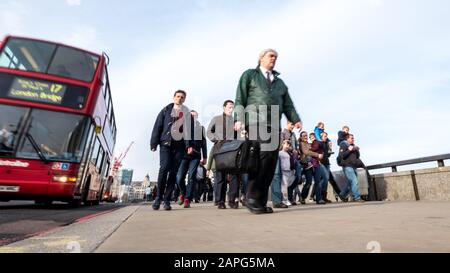 Londres, Royaume-Uni - 1er AVRIL 2016 : les navetteurs et les employés de bureau franchissent le pont de Londres pendant leur trajet d'une heure de pointe. Banque D'Images