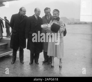 Arrivée film Star Ann Todd et son mari réalisateur David Lean à Schiphol Date: 19 décembre 1952 lieu: Noord-Holland, Schiphol mots clés: Arrivées, stars du cinéma, réalisateurs, aéroports Nom personnel: Lean, David, Todd, Ann Banque D'Images