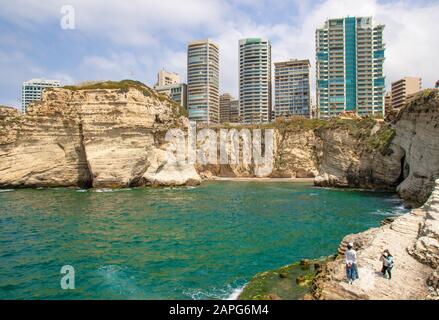 Beyrouth, Liban - probablement le monument le plus populaire de Beyrouth, les rochers de Raouché sont un endroit merveilleux visité par des milliers de touristes chaque jour Banque D'Images