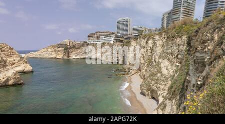 Beyrouth, Liban - probablement le monument le plus populaire de Beyrouth, les rochers de Raouché sont un endroit merveilleux visité par des milliers de touristes chaque jour Banque D'Images