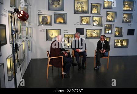 Le prince de Galles parle avec George Shefi (à gauche) et Marta Wise (à la deuxième gauche) lors d'une réception pour les survivants britanniques de l'Holocauste au Musée israélien de Jérusalem le premier jour de sa visite en Israël et dans les territoires palestiniens occupés. Photo PA. Date De L'Image: Jeudi 23 Janvier 2020. Voir l'histoire de PA ROYAL Charles. Le crédit photo doit lire : Neil Hall/PA Wire Banque D'Images