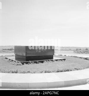 Israël 1964-1965: Jérusalem (Jérusalem), Herzberg Description: Gros plan du monument funéraire Annotation: Herzlberg, aussi appelé Mont du Souvenir, est le cimetière national d'Israël, du côté ouest de Jérusalem. La montagne porte le nom de Theodor Herzl, fondateur du sionisme politique moderne. La tombe d'Herzl est en haut de la colline Date: 1964 lieu: Herzberg, Israël, Jérusalem mots clés: Cimetières, monuments, parcs nationaux, panoramas Banque D'Images