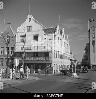 Voyage au Suriname et aux Antilles néerlandaises Description: Club de Gezelligheid dans le bâtiment de Penha à l'angle de la Heerenstraat à Willemstad sur Curaçao Date: 1947 lieu: Curaçao, Willemstad mots clés: Bâtiments, images de rue Banque D'Images