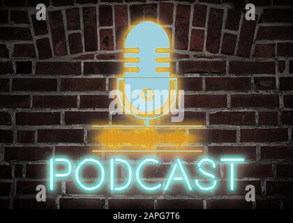 Podcast de mot et microphone dans néon brillant sur mur de briques rugueuses, podcasting enregistrement signe néon Banque D'Images