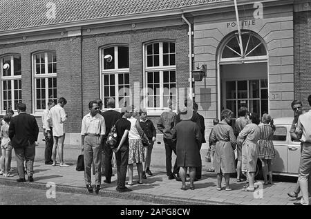 Colin Chapman, le directeur de [pilote de course] Jim Clark, arrêté par la police de Zandvoort, a été libéré par le procureur de Haarlem, à condition qu'il se présente devant la justice policière. Audience au palais de justice de Haarlem Annotation: Chapman était chef d'équipe de Lotus et aussi fondateur et constructeur de Lotus Cars Date: 19 juillet 1965 lieu: Haarlem mots clés: Voitures, gestionnaires, public, tribunaux, sports Banque D'Images