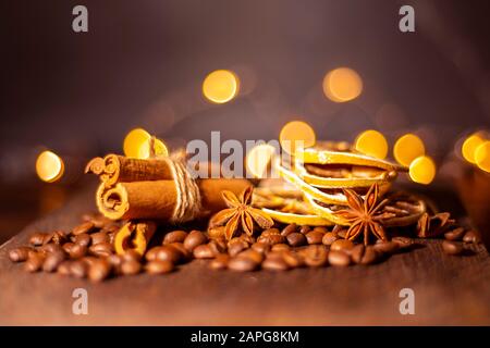 Grains de café avec bâtonnets de cannelle aux agrumes et anis aux étoiles Banque D'Images