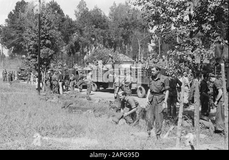 Transfert de commandement de Infantry IX par Le Major Van Ham au Commandant Cornet de 5-10 R.I. Description: Collection Photo Collection Service Pour Les Contacts De L'Armée Indonésie, Numéro De Photon 1573-1-3 Date: 27 Mars 1948 Lieu: Indonésie, Antilles Orientales Néerlandaises, Sumatra Banque D'Images