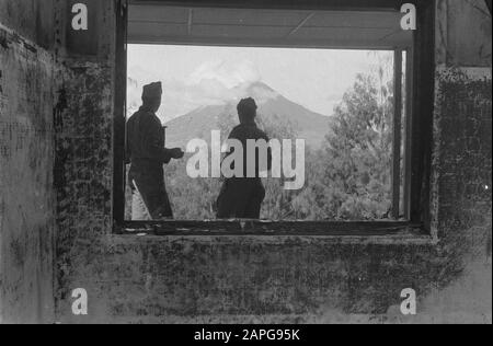 Transfert de commandement de Infantry IX par Le Major Van Ham au Commandant Cornet de 5-10 R.I. Description: Collection Photo Collection Service For Army Contacts Indonésie, Photon Numéro 1573-6-1 Date: 27 Mars 1948 Lieu: Indonésie, Antilles Néerlandaises De L'Est, Sumatra Banque D'Images