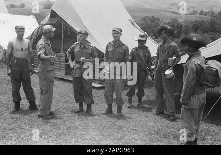 Transfert de commandement de Infantry IX par Le Major Van Ham au Commandant Cornet de 5-10 R.I. Description: Collection Service De Collecte De Photos Pour Les Contacts De L'Armée Indonésie, Numéro De Photon 1573-3-6 Date: 27 Mars 1948 Lieu: Indonésie, Antilles Orientales Néerlandaises, Sumatra Banque D'Images
