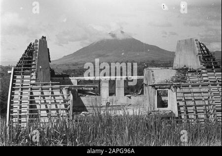 Transfert de commandement de Infantry IX par Le Major Van Ham au Commandant Cornet de 5-10 R.I. Description: Collection Photo Collection Service For Army Contacts Indonésie, Numéro De Photon 1573-6-2 Date: 27 Mars 1948 Lieu: Indonésie, Antilles Orientales Néerlandaises, Sumatra Banque D'Images