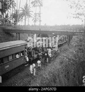 Tour à travers Java Ouest des Hussars de Boreel, A.O. radio car (voiture de cinéma) Description: Collection photo collection Service pour les contacts de l'armée Indonésie, photo numéro 15763 Date: 13 Mars 1948 lieu: Indonésie, Pays-Bas East Indies Banque D'Images