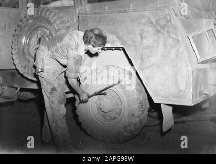 Tour à travers Java Ouest des Hussars de Boreel, A.O. radio car (voiture de cinéma) Description: Collection photo collection Service pour les contacts de l'armée Indonésie, photo numéro 15778 Date: 13 Mars 1948 lieu: Indonésie, Pays-Bas East Indies Banque D'Images