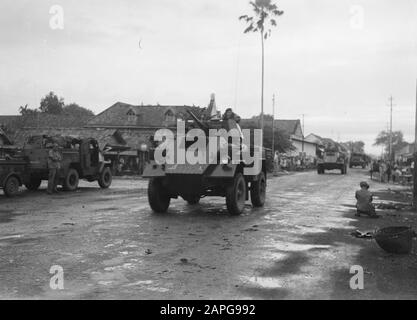 Tour à travers Java Ouest par les Hussars de Boreel, A.O. radio car (voiture de cinéma) Description: Collection photo collection Service for Army Contacts Indonésie, photo numéro 15782 Date: 13 Mars 1948 lieu: Indonésie, Hollandais East Indies Banque D'Images