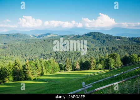 Une journée fantastique dans les montagnes qui brille au soleil. Scène spectaculaire et pittoresque. Lieu: Carpathian, Ukraine, Europe. Image artistique. Banque D'Images