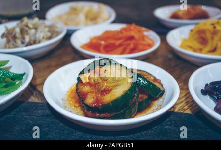 variété de plats coréens avec accent sur les kimchee de concombre Banque D'Images