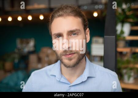 Bel homme aux yeux gris portant une chemise en toute confiance Banque D'Images