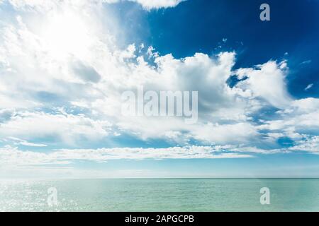 Vue fantastique sur la mer d'Azure. Ciel dégagé par beau temps avec des nuages moelleux. Scène pittoresque et magnifique. Lieu: Île Sicile, Italie, Banque D'Images