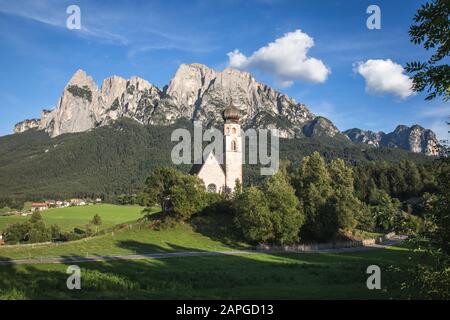 Vue panoramique d'une église St Valentin avec la montagne de Schlern en arrière-plan en Italie Banque D'Images