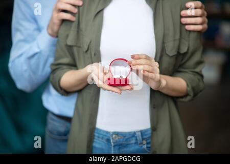 Homme et femme tenant une bague d'engagement Banque D'Images