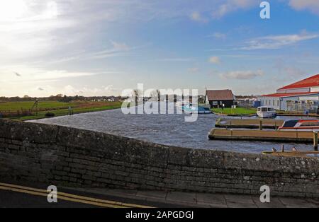 Vue sur la rivière Thurne sur les Norfolk Broads en aval de l'ancien pont médiéval de Potter Heigham, Norfolk, Angleterre, Royaume-Uni, Europe. Banque D'Images