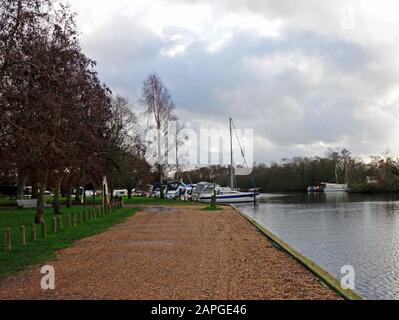 Vue sur l'eau de Womack depuis le Staithe sur les Norfolk Broads à Ludham, Norfolk, Angleterre, Royaume-Uni, Europe. Banque D'Images