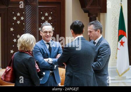 Algier, Algérie. 23 janvier 2020. Heiko Maas (SPD, 2.F.l.), ministre des Affaires étrangères, parle à d'autres participants à une réunion des ministres des Affaires étrangères des pays voisins de la Libye. Maas se rend en Algérie après le sommet libyen pour informer sur les résultats de la conférence. Crédit: Michael Fischer/Dpa/Alay Live News Banque D'Images