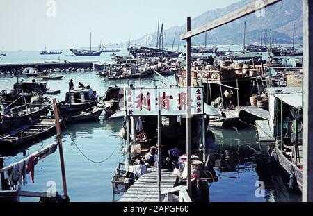 Boote, Sampans und Dschunken in einem kleinen Hafen eines Vorortes von Hongkong, Juli 1968. Bateaux, sampans et junks dans un petit port dans une banlieue de Hong Kong, juillet 1968. Banque D'Images