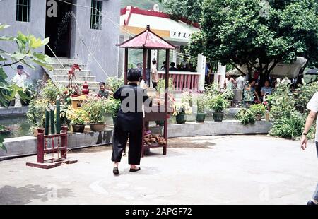 An den Räucherkerzen des Buddhistischen Klosters auf der Insel Lantau, Hongkong Juli 1968. Aux chandelles d'encens du monastère bouddhiste sur l'île de Lantau, Hong Kong juillet 1968 Banque D'Images