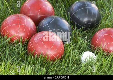 Gros plan de boules de bocce colorées sur la pelouse sous le lumière du soleil Banque D'Images