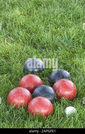 Image verticale des boules de bocce colorées sur la pelouse sous la lumière du soleil Banque D'Images