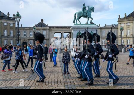 Les touristes regardent la relève de la Garde au Palais Royal Amalienborg, Copenhague, Danemark Banque D'Images