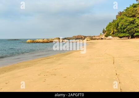 Vue sur la plage d'Om à Gokarna. Inde Banque D'Images